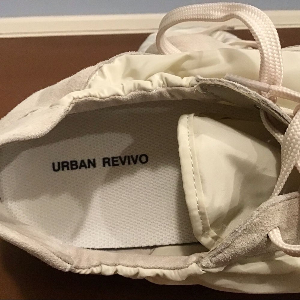 Women's Cream Sneakers SZ 8 1/2 - Picture 3 of 7
